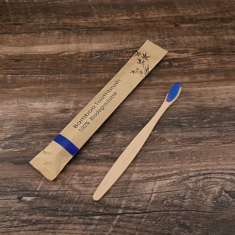 Kit com 50 escovas de dente biodegradáveis em bambu, com cerdas macias e embaladas individualmente. Ideal para uso familiar, social ou revenda.