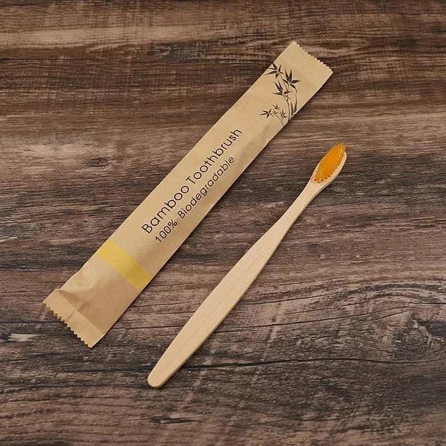 Kit com 50 escovas de dente biodegradáveis em bambu, com cerdas macias e embaladas individualmente. Ideal para uso familiar, social ou revenda.