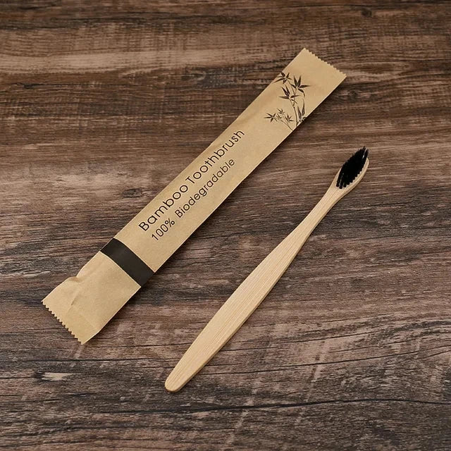 Kit com 50 escovas de dente biodegradáveis em bambu, com cerdas macias e embaladas individualmente. Ideal para uso familiar, social ou revenda.