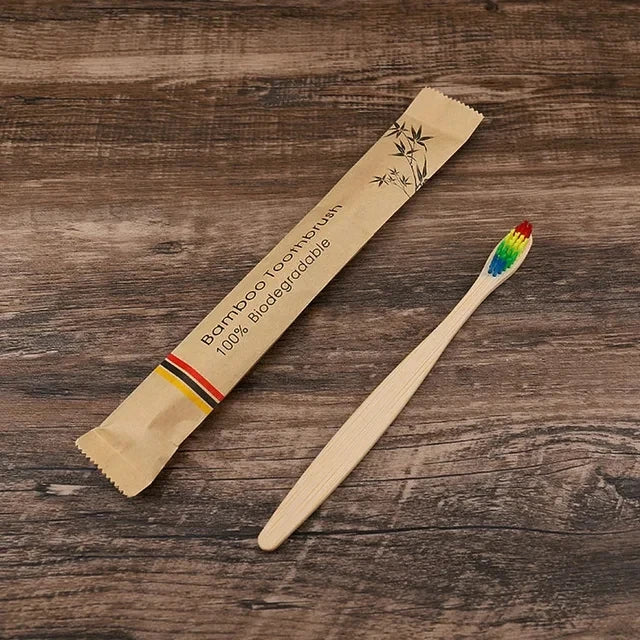 Kit com 50 escovas de dente biodegradáveis em bambu, com cerdas macias e embaladas individualmente. Ideal para uso familiar, social ou revenda.