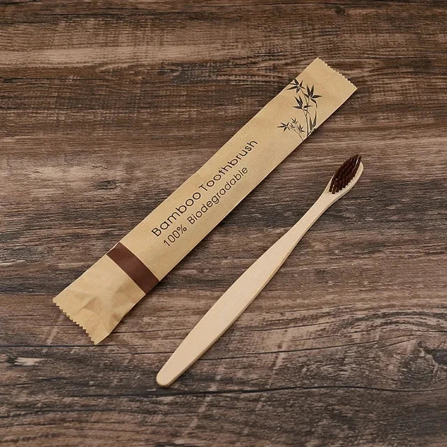 Kit com 50 escovas de dente biodegradáveis em bambu, com cerdas macias e embaladas individualmente. Ideal para uso familiar, social ou revenda.