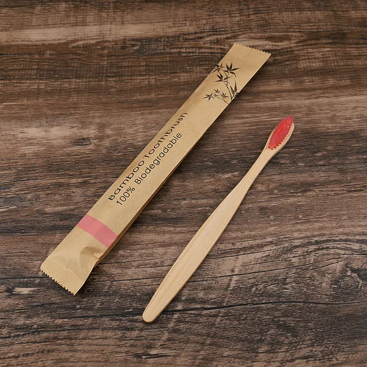 Kit com 50 escovas de dente biodegradáveis em bambu, com cerdas macias e embaladas individualmente. Ideal para uso familiar, social ou revenda.