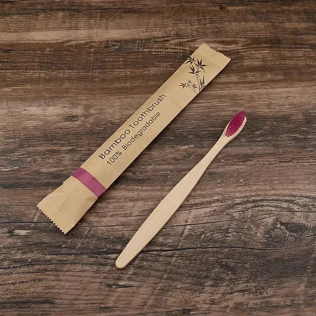 Kit com 50 escovas de dente biodegradáveis em bambu, com cerdas macias e embaladas individualmente. Ideal para uso familiar, social ou revenda.