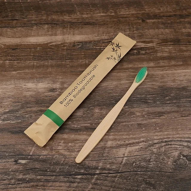 Kit com 50 escovas de dente biodegradáveis em bambu, com cerdas macias e embaladas individualmente. Ideal para uso familiar, social ou revenda.