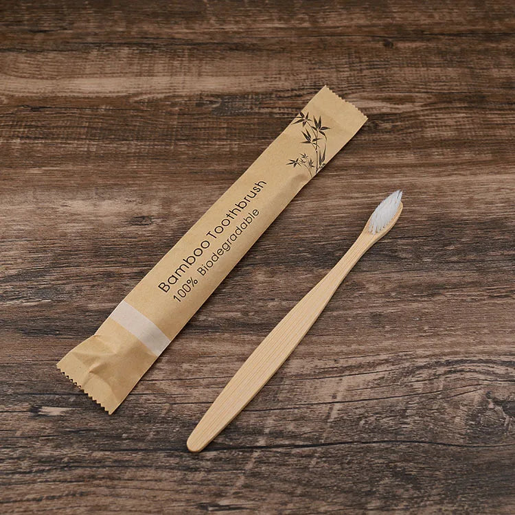 Kit com 50 escovas de dente biodegradáveis em bambu, com cerdas macias e embaladas individualmente. Ideal para uso familiar, social ou revenda.