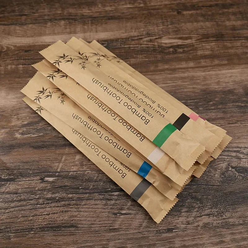 Kit com 50 escovas de dente biodegradáveis em bambu, com cerdas macias e embaladas individualmente. Ideal para uso familiar, social ou revenda.