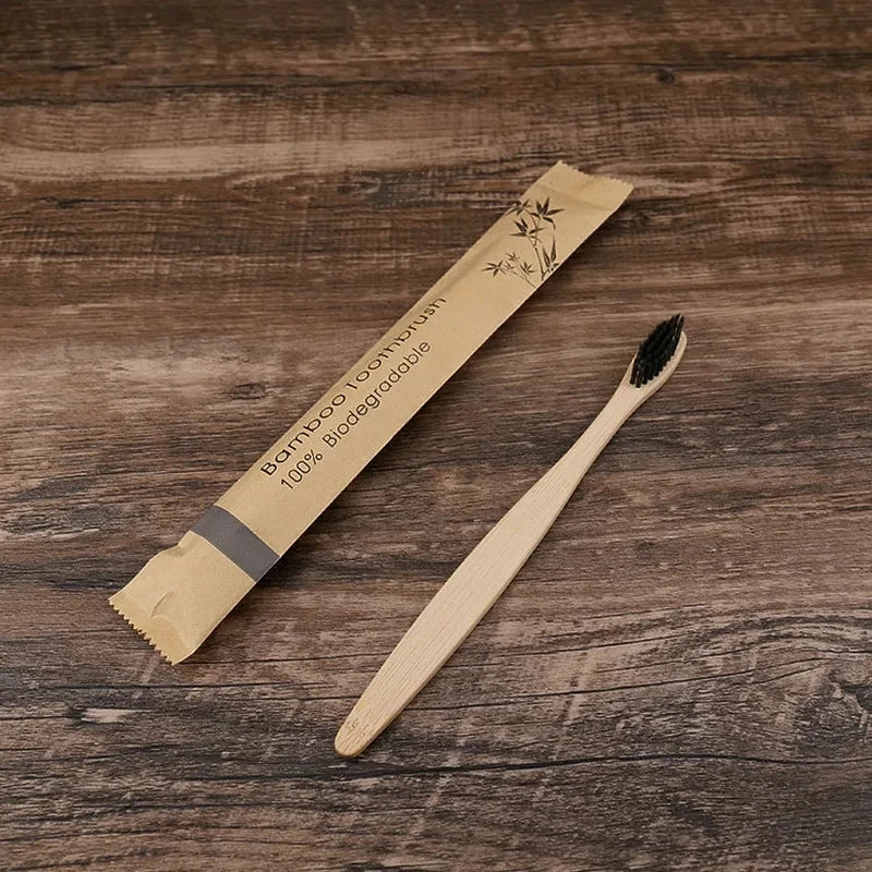 Kit com 50 escovas de dente biodegradáveis em bambu, com cerdas macias e embaladas individualmente. Ideal para uso familiar, social ou revenda.