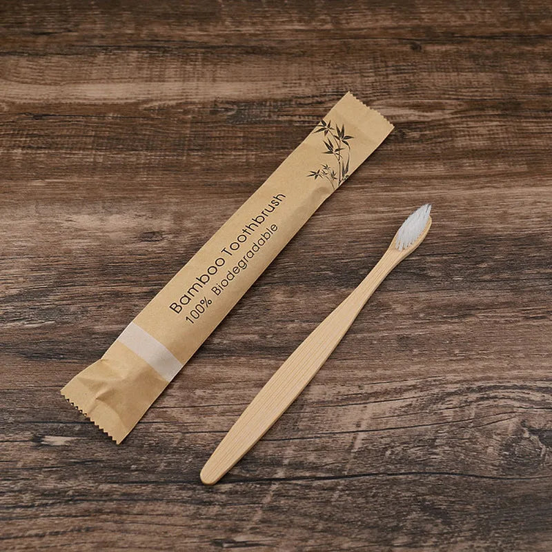 Kit com 50 escovas de dente biodegradáveis em bambu, com cerdas macias e embaladas individualmente. Ideal para uso familiar, social ou revenda.