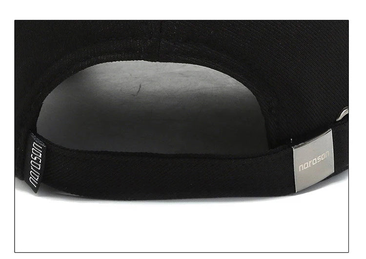 Boné preto blackout unissex com aba curva, ajuste traseiro e design minimalista – ideal para estilo urbano e conforto diário