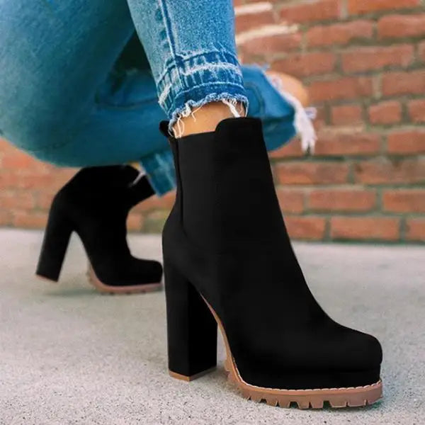 Bota coturno feminina em couro sintético, cano médio, salto grosso alto acima 8cm com plataforma, bico redondo, estilo moderno sexy para mulheres adultas.