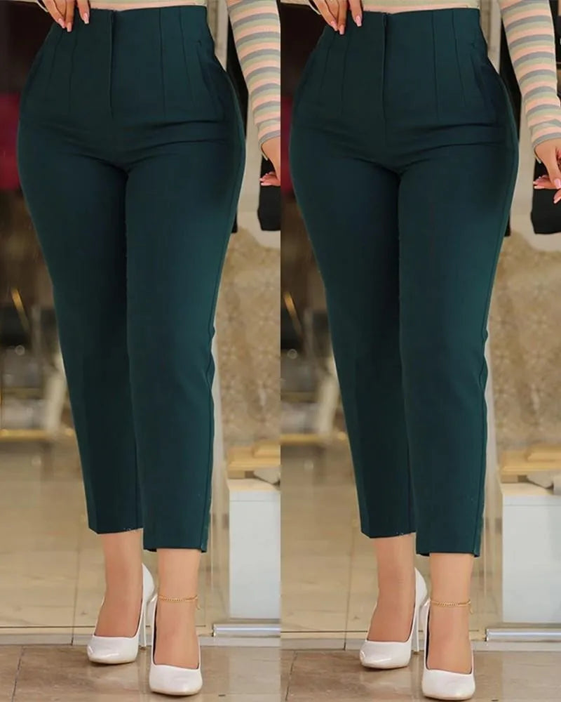 Calça alfaiataria feminina cintura alta, modelagem slim ou reta, tecido sofisticado com elastano. Perfeita para trabalho e ocasiões elegantes.