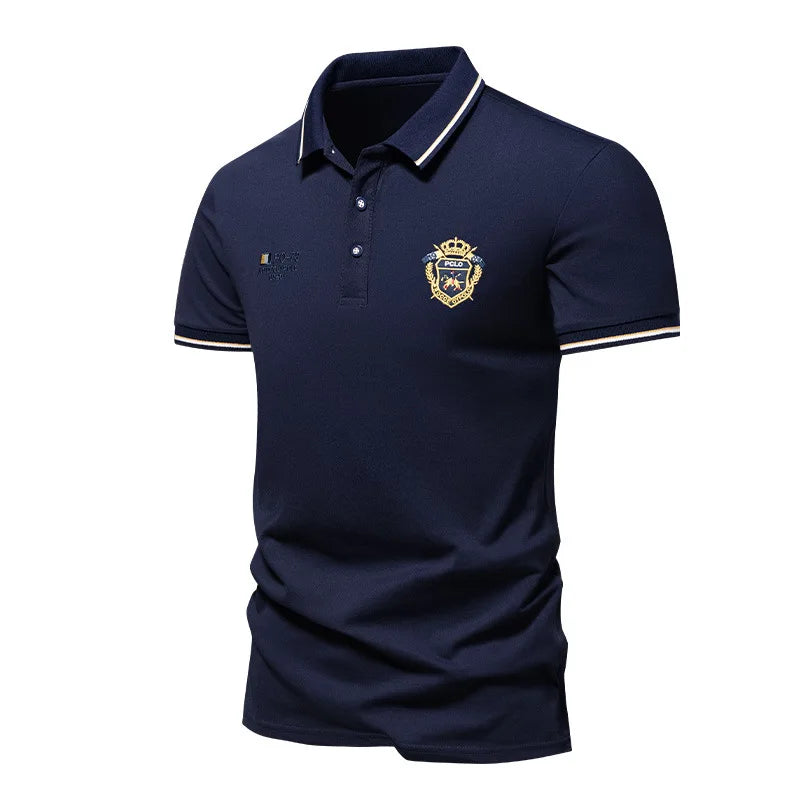 Camisa polo masculina com lapela elegante, bordado frontal premium e gola com botões. Confortável, estilosa e disponível do PP ao XGG.