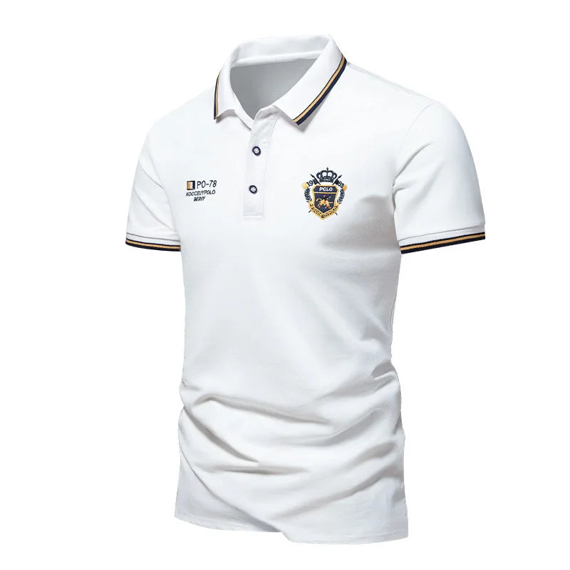 Camisa polo masculina com lapela elegante, bordado frontal premium e gola com botões. Confortável, estilosa e disponível do PP ao XGG.