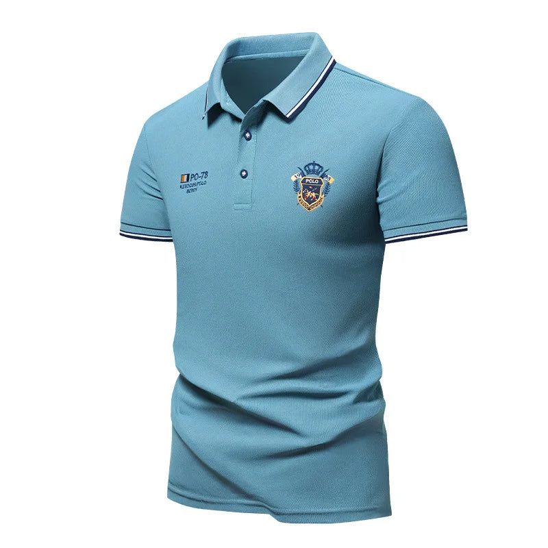 Camisa polo masculina com lapela elegante, bordado frontal premium e gola com botões. Confortável, estilosa e disponível do PP ao XGG.