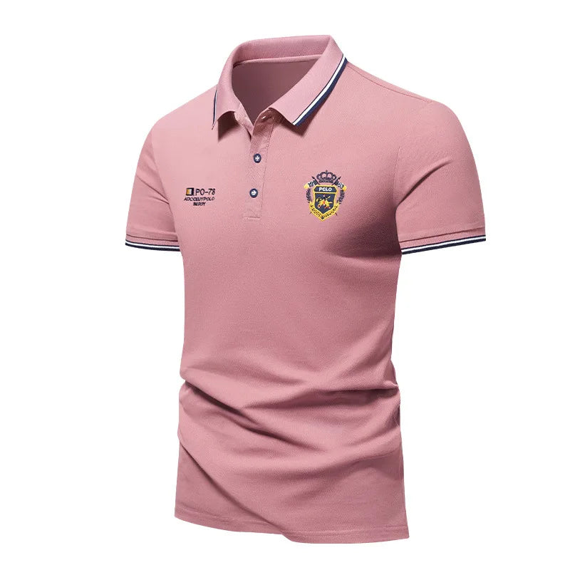 Camisa polo masculina com lapela elegante, bordado frontal premium e gola com botões. Confortável, estilosa e disponível do PP ao XGG.
