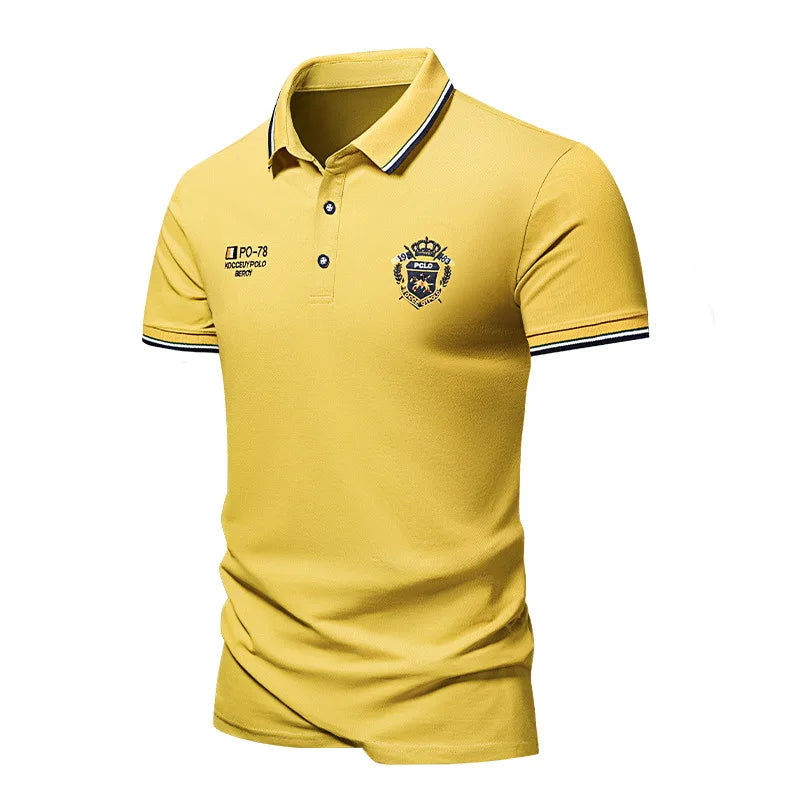 Camisa polo masculina com lapela elegante, bordado frontal premium e gola com botões. Confortável, estilosa e disponível do PP ao XGG.
