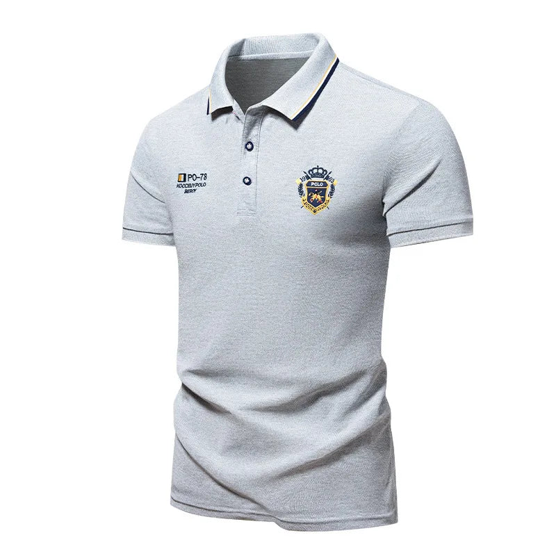 Camisa polo masculina com lapela elegante, bordado frontal premium e gola com botões. Confortável, estilosa e disponível do PP ao XGG.