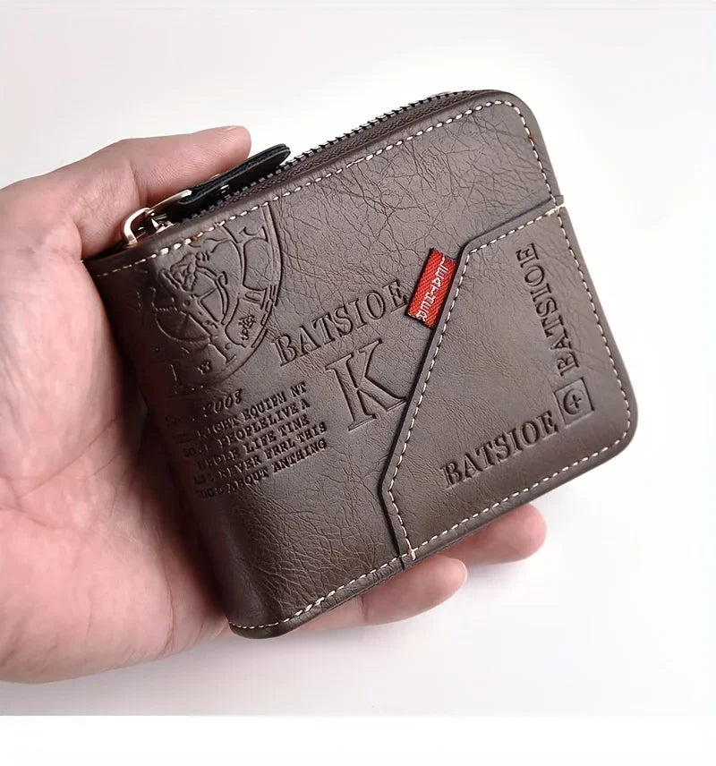 Carteira masculina de couro sintético com porta-moedas e divisórias.