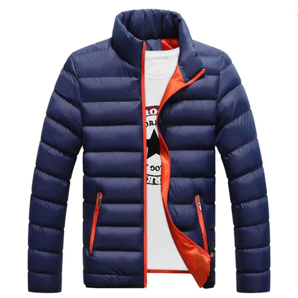Jaqueta Premium Masculina com capuz, bolsos e zíper reforçado. Leve e resistente, ideal para frio leve, looks urbanos e uso diário.