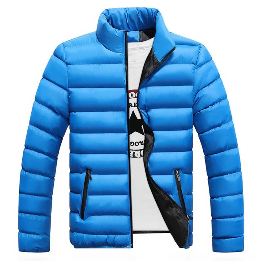 Jaqueta Premium Masculina com capuz, bolsos e zíper reforçado. Leve e resistente, ideal para frio leve, looks urbanos e uso diário.