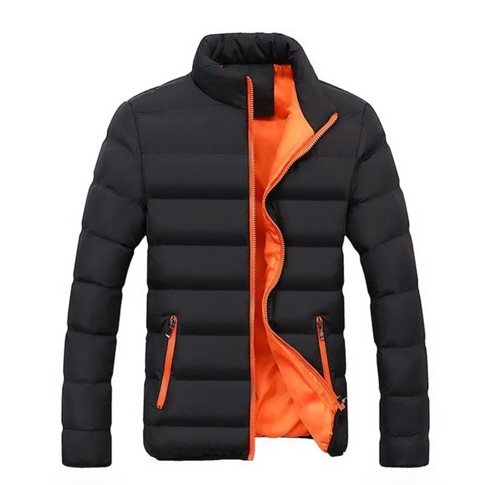 Jaqueta Premium Masculina com capuz, bolsos e zíper reforçado. Leve e resistente, ideal para frio leve, looks urbanos e uso diário.