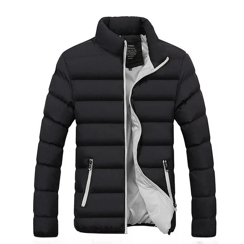 Jaqueta Premium Masculina com capuz, bolsos e zíper reforçado. Leve e resistente, ideal para frio leve, looks urbanos e uso diário.