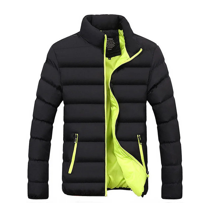 Jaqueta Premium Masculina com capuz, bolsos e zíper reforçado. Leve e resistente, ideal para frio leve, looks urbanos e uso diário.