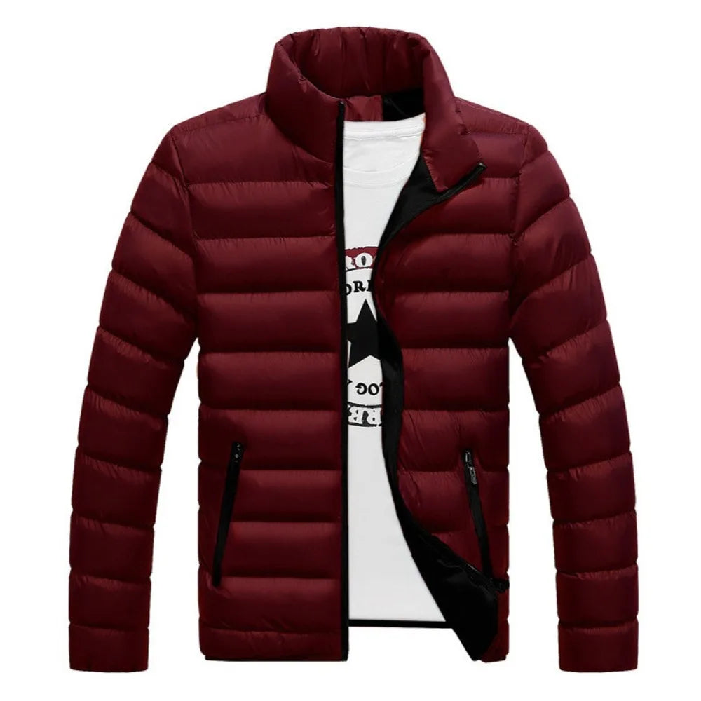 Jaqueta Premium Masculina com capuz, bolsos e zíper reforçado. Leve e resistente, ideal para frio leve, looks urbanos e uso diário.