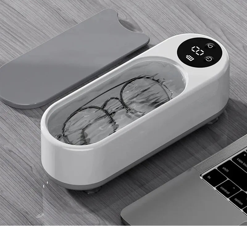 Máquina ultrassônica portátil para limpeza de joias, óculos e acessórios. Vibração de alta frequência que remove sujeira sem danificar os itens.