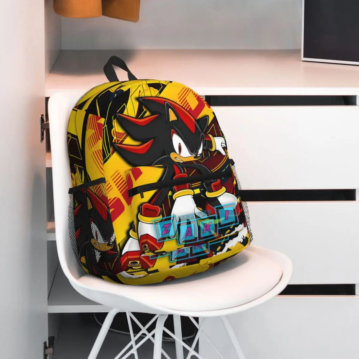 Mochila Sonic azul com ouriço hedgehog em pose dinâmica, alças acolchadas e detalhes 3D, perfeita para escola e fãs de games.
