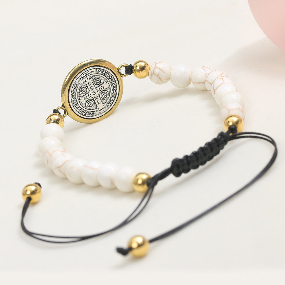 Pulseira de São Bento turquesa com medalha de proteção e ajuste regulável. Acessório religioso, elegante e unissex para uso diário ou presente.