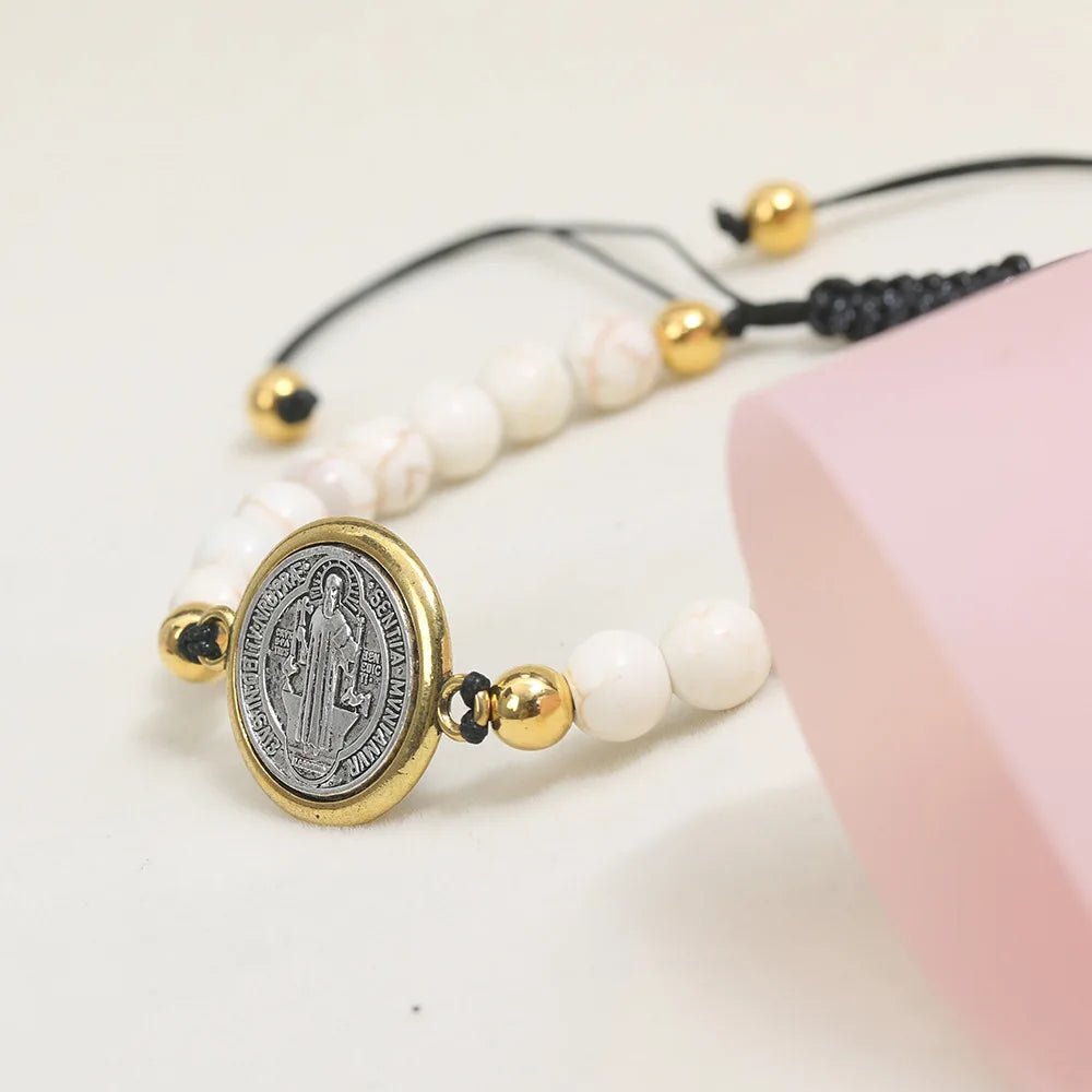 Pulseira de São Bento turquesa com medalha de proteção e ajuste regulável. Acessório religioso, elegante e unissex para uso diário ou presente.
