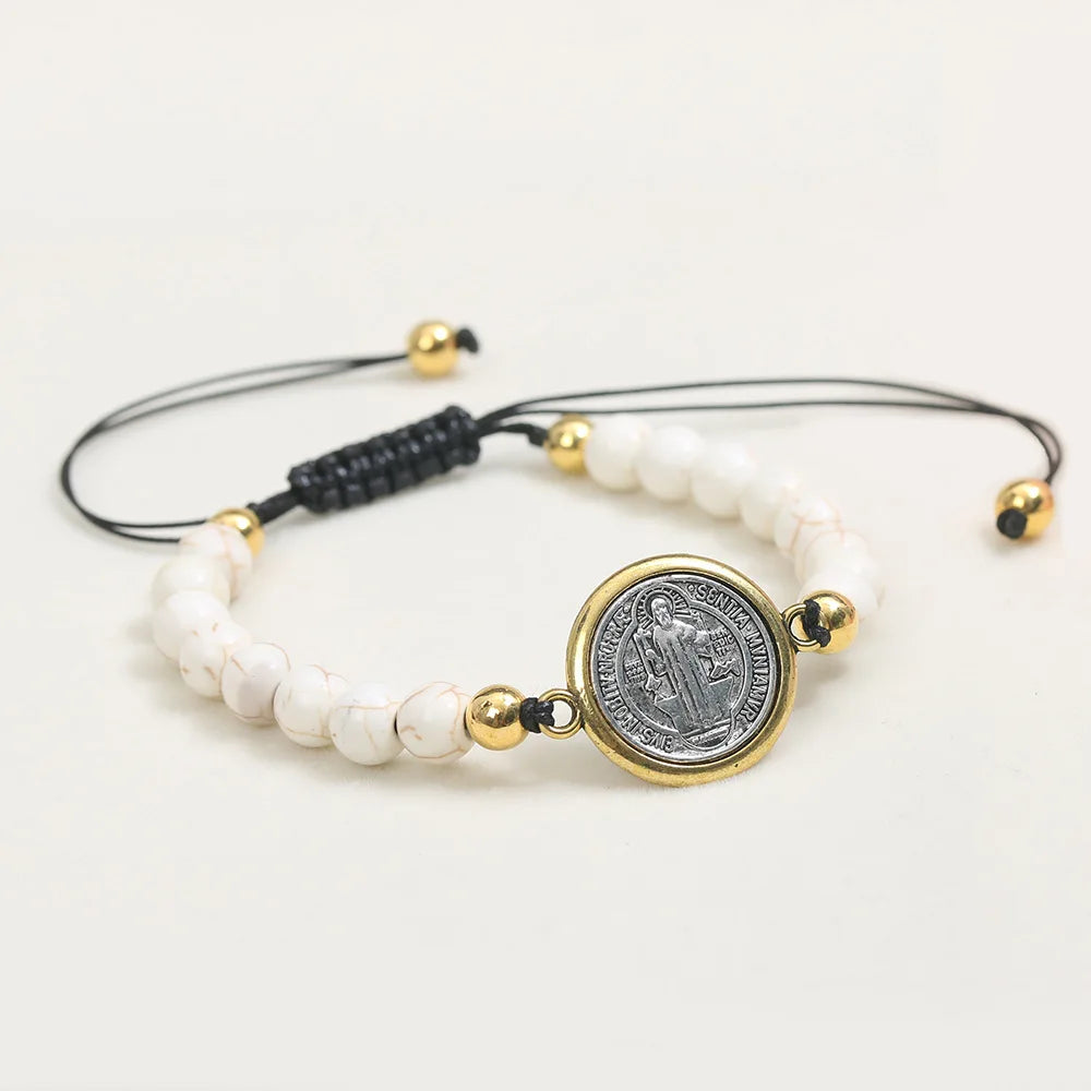 Pulseira de São Bento turquesa com medalha de proteção e ajuste regulável. Acessório religioso, elegante e unissex para uso diário ou presente.