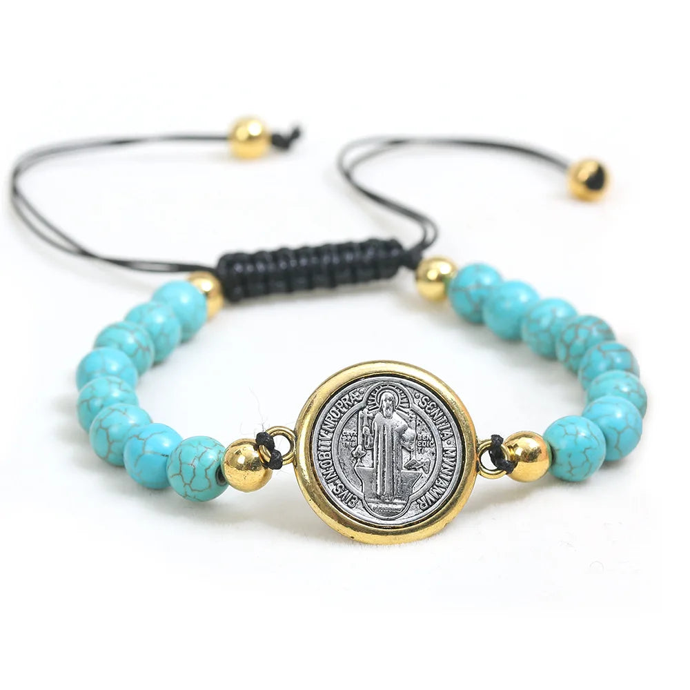 Pulseira de São Bento turquesa com medalha de proteção e ajuste regulável. Acessório religioso, elegante e unissex para uso diário ou presente.