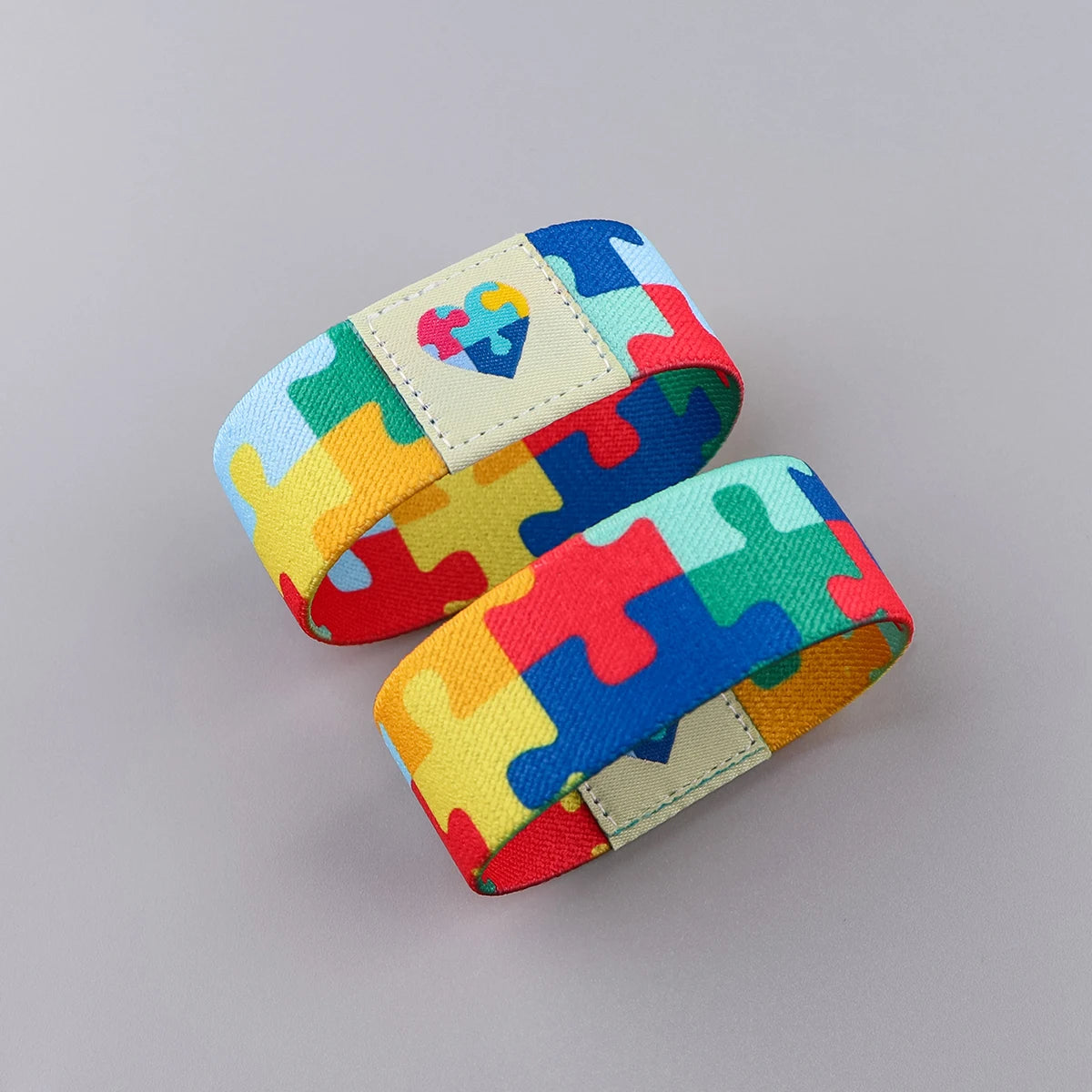 Pulseira com pingente de quebra-cabeça colorido, símbolo do autismo. Ajustável, elegante e feita para apoiar a inclusão com estilo.