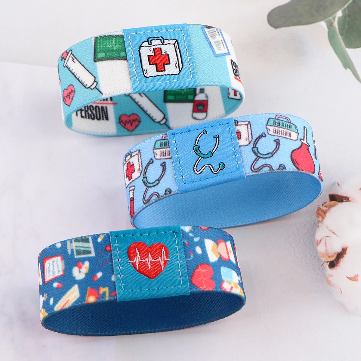 Pulseira com pingente de quebra-cabeça colorido, símbolo do autismo. Ajustável, elegante e feita para apoiar a inclusão com estilo.