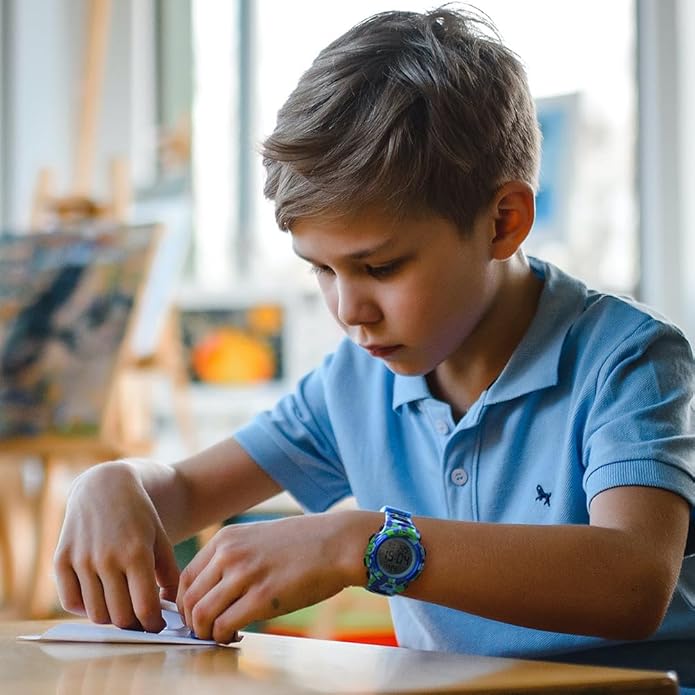 Relógio infantil colorido com mostrador fácil de ler e pulseira confortável, perfeito para aprender as horas de forma divertida.