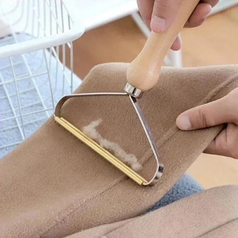 Removedor portátil de pelos e fiapos para roupas, sofás e cobertores. Ideal para quem tem pets. Funciona sem bateria e é fácil de usar.