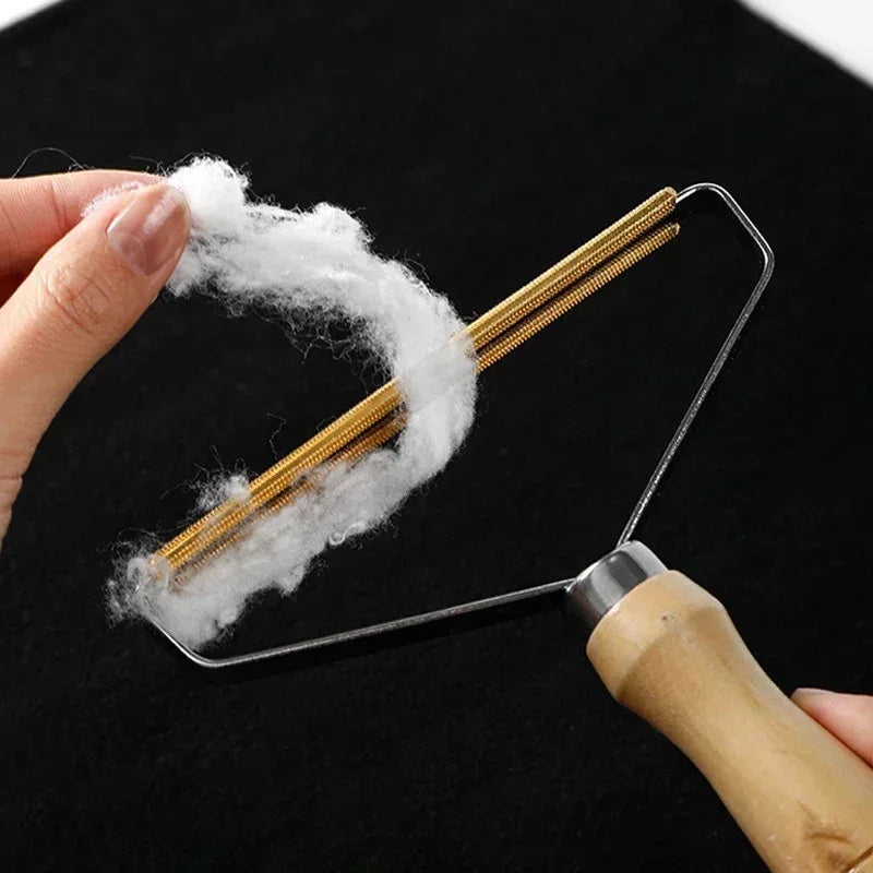 Removedor portátil de pelos e fiapos para roupas, sofás e cobertores. Ideal para quem tem pets. Funciona sem bateria e é fácil de usar.