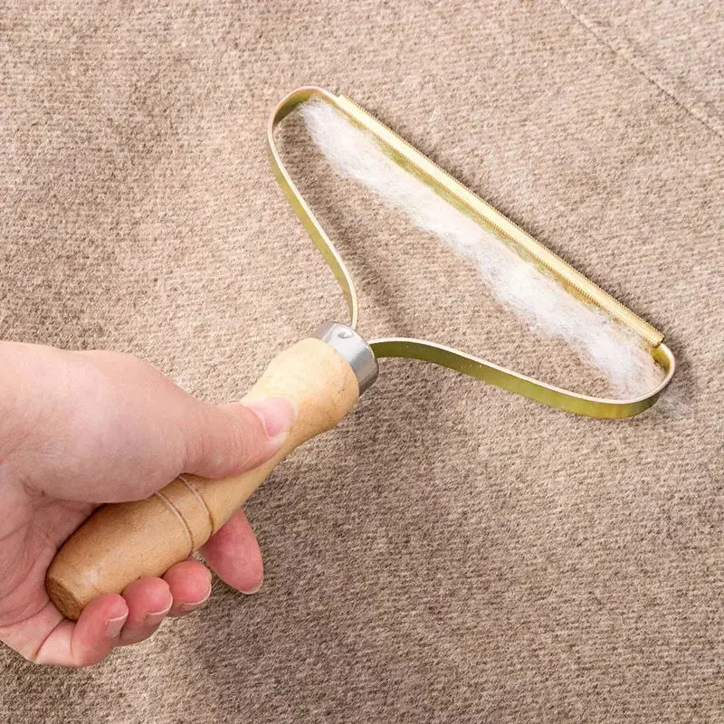 Removedor portátil de pelos e fiapos para roupas, sofás e cobertores. Ideal para quem tem pets. Funciona sem bateria e é fácil de usar.