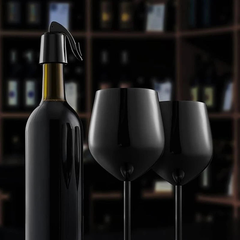 Kit com 3 taças de vinho em aço inoxidável elegantes e resistentes.