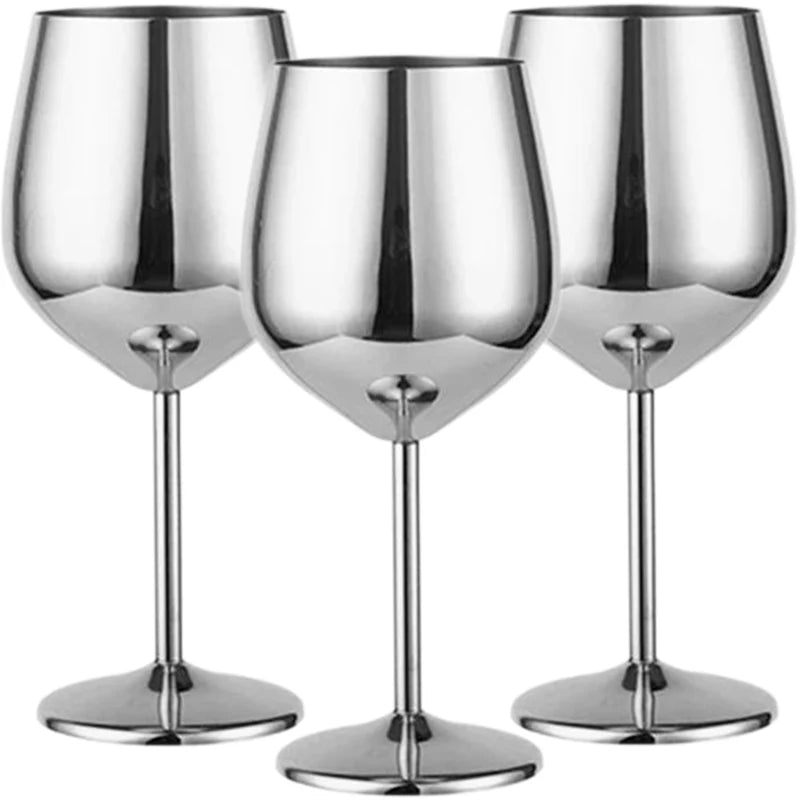 Kit com 3 taças de vinho em aço inox escovado. Elegantes, resistentes e térmicas, perfeitas para brindar com sofisticação em qualquer ocasião.