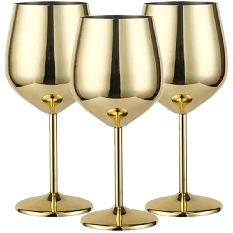 Kit com 3 taças de vinho em aço inox escovado. Elegantes, resistentes e térmicas, perfeitas para brindar com sofisticação em qualquer ocasião.