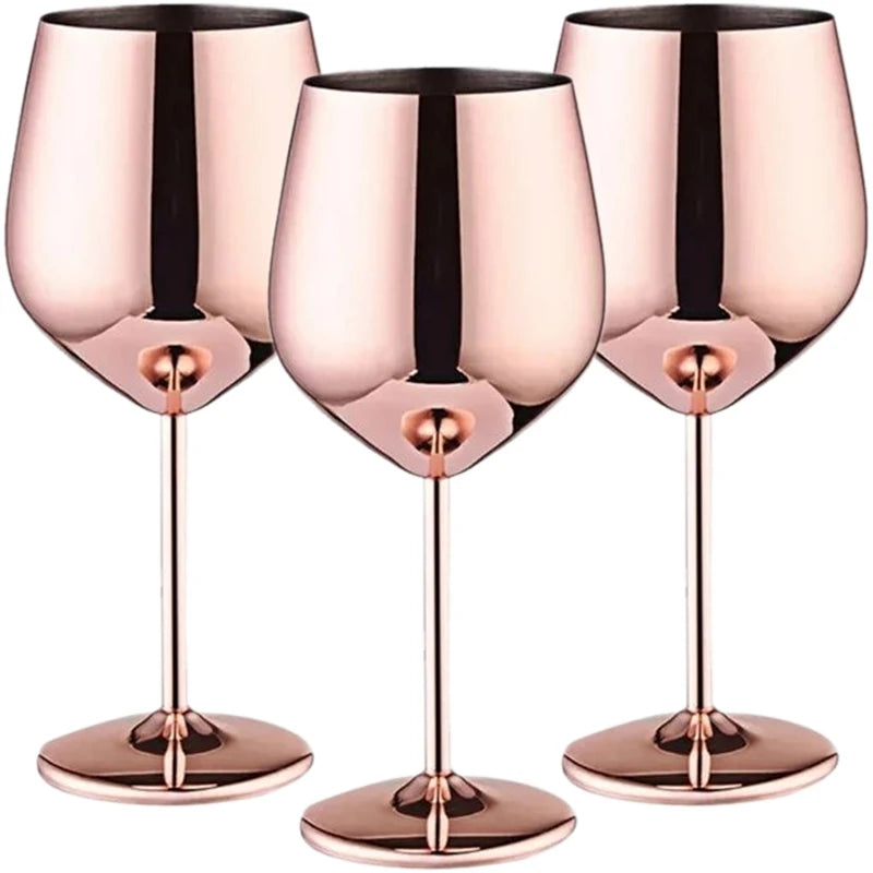 Kit com 3 taças de vinho em aço inox escovado. Elegantes, resistentes e térmicas, perfeitas para brindar com sofisticação em qualquer ocasião.