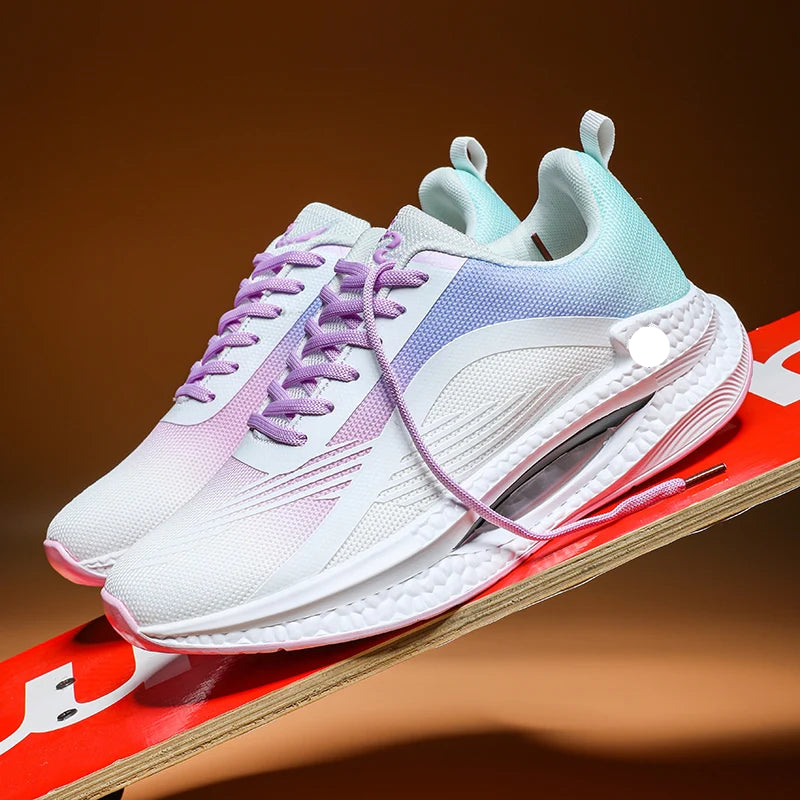 Tênis esportivo 2025 com solado amortecido, tecido respirável e design leve – ideal para corrida, treino e uso casual