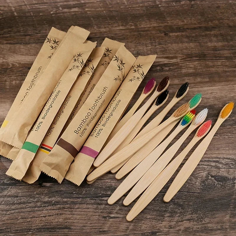 Kit com 50 escovas de dente biodegradáveis em bambu, com cerdas macias e embaladas individualmente. Ideal para uso familiar, social ou revenda.