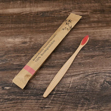 Kit com 50 escovas de dente biodegradáveis em bambu, com cerdas macias e embaladas individualmente. Ideal para uso familiar, social ou revenda.