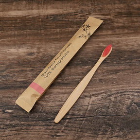 Kit com 50 escovas de dente biodegradáveis em bambu, com cerdas macias e embaladas individualmente. Ideal para uso familiar, social ou revenda.