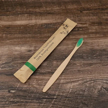 Kit com 50 escovas de dente biodegradáveis em bambu, com cerdas macias e embaladas individualmente. Ideal para uso familiar, social ou revenda.