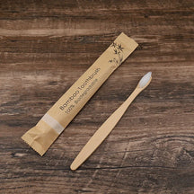 Kit com 50 escovas de dente biodegradáveis em bambu, com cerdas macias e embaladas individualmente. Ideal para uso familiar, social ou revenda.